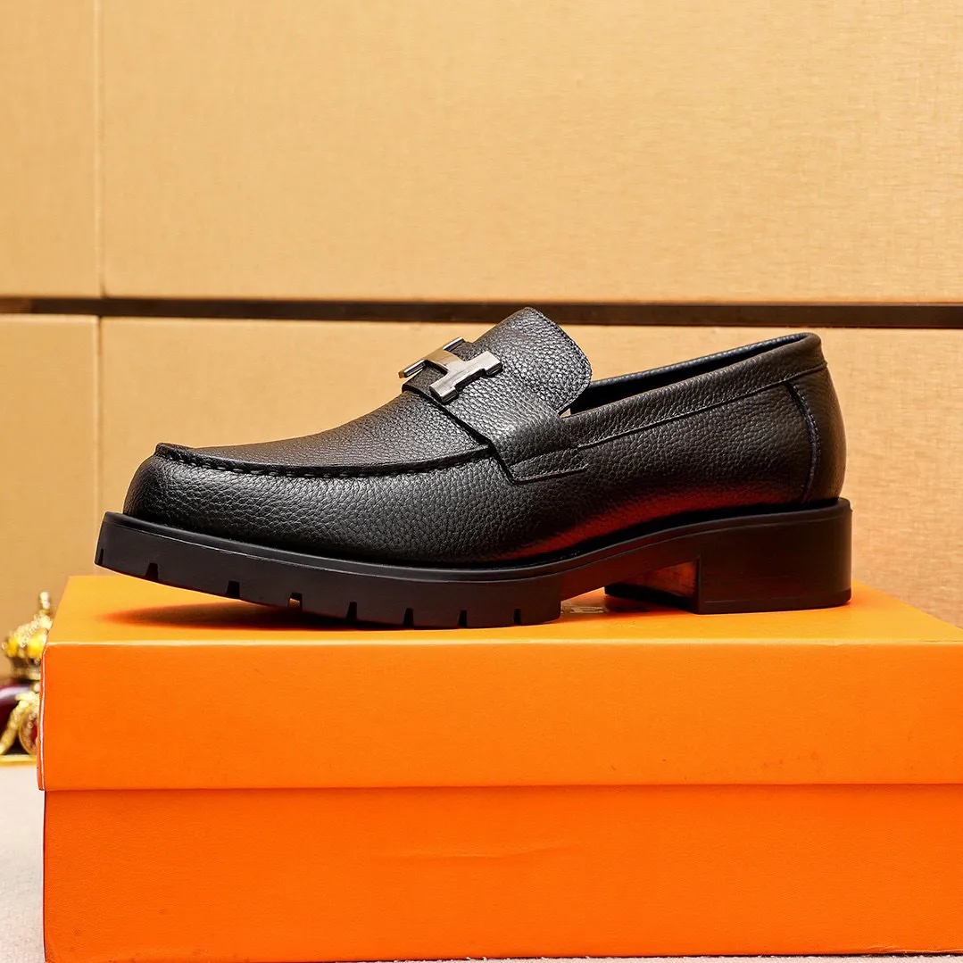 Men's shoes 💰460 💐 Product trademark: HERMES "Hermès" casual leather shoes Regular size: 39-44 (38.45🉑️customized) Product materials: Selected imported first-layer pebbled cowhide leather upper + classic hardware buckle, imported water-dyed 🐂 cowhide lining. Strong three-dimensional visual effect, non-slip and wear-resistant rubber outsole Color: 2⃣️colors available